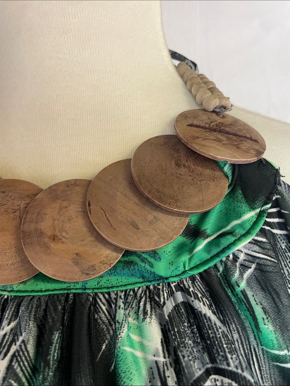 Vintage-Inspired Green Peacock Print Halter Dress with Wooden Bead Detail - Picture 2 of 5